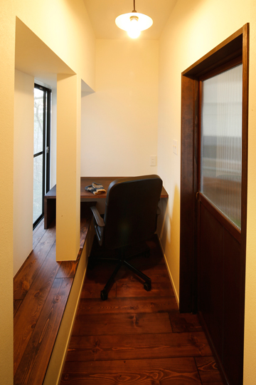 シンプルで渋いデザインの夫の書斎