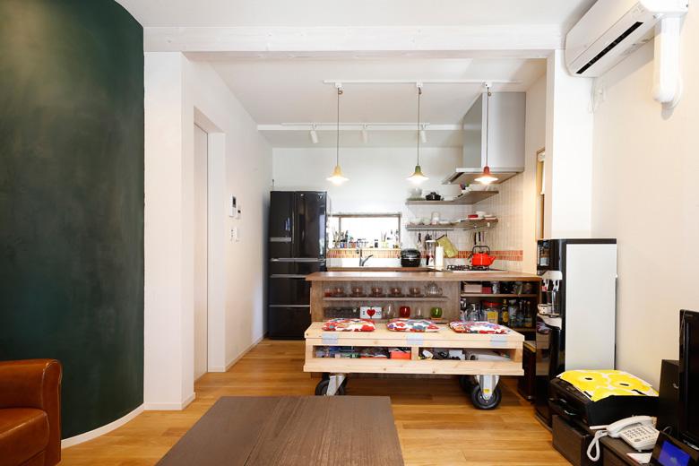 間取りは大きく変えず、天井高で開放感を出したリビング