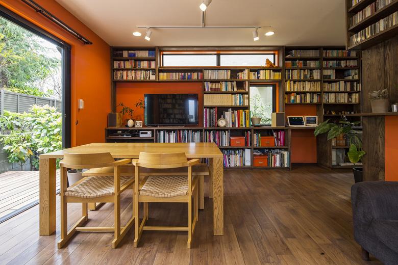 お客様のご希望は、壁にいろんな色を使いたいということ。そこでお客様のご希望をもとに、リビングは明るいオレンジ、廊下や階段はレモンイエロー、寝室はモスグリーン、書斎はスカイブルーと部屋によってテーマカラーを決定しています。