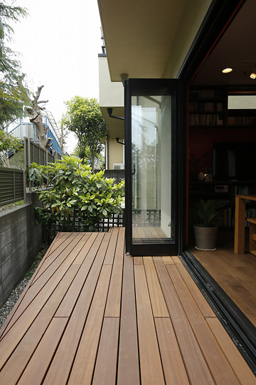 「室内も窓からの緑も…　色彩あふれる毎日を暮らす」のアウトドア