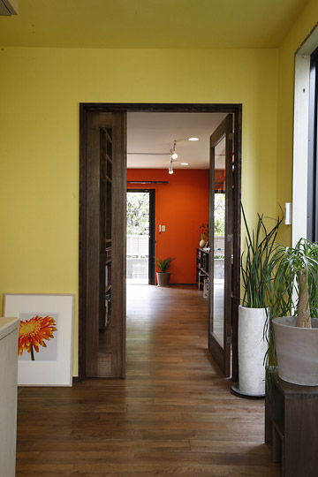 「室内も窓からの緑も…　色彩あふれる毎日を暮らす」のリビングダイニング