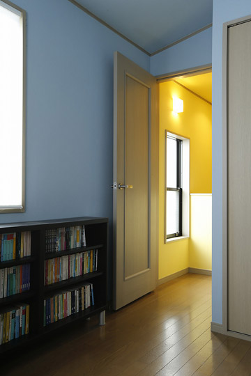 「室内も窓からの緑も…　色彩あふれる毎日を暮らす」の寝室