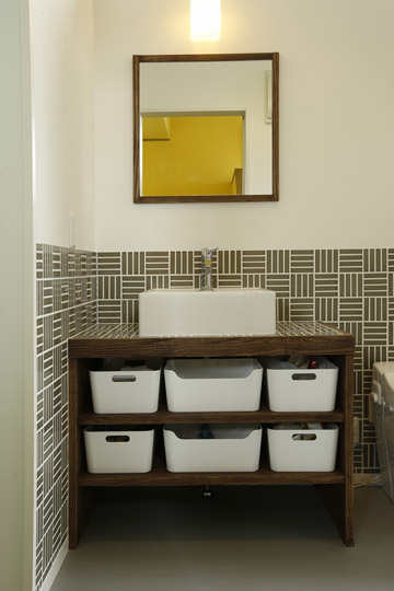 「室内も窓からの緑も…　色彩あふれる毎日を暮らす」のお風呂・洗面所・トイレ