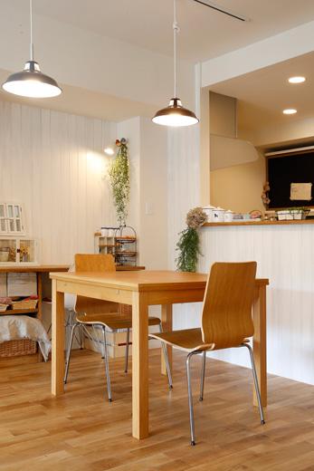 ソーイングコーナーの壁はキッチンカウンターとつながる板張りに