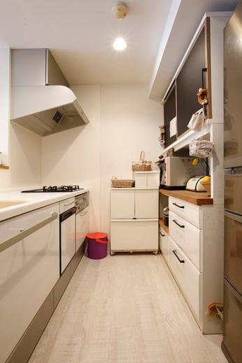 キッチンはシンプルな白いキッチンに交換