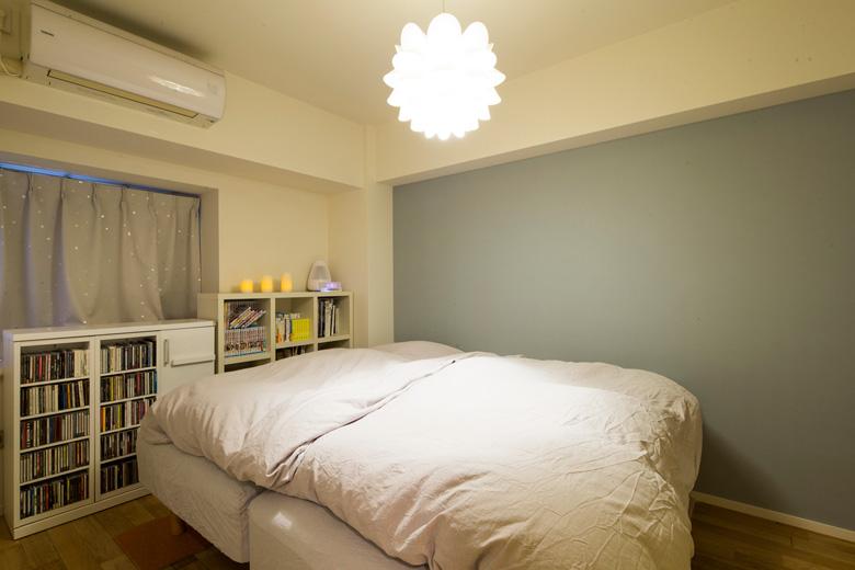 手持ちの収納を取り入れた寝室