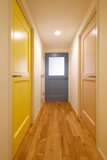 部屋ごとに変わるドアの色が楽しい