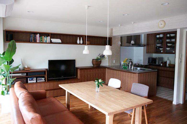 希望は「南の風が吹いているような気持ちのいい家」。築32年のマンションの仕切りをなくし、造作家具と自然素材で、気持ちの良いリゾート空間にリノベーション。