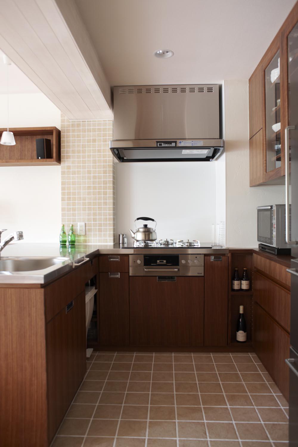 「南の風が吹き抜けるカフェリゾート空間」のキッチン