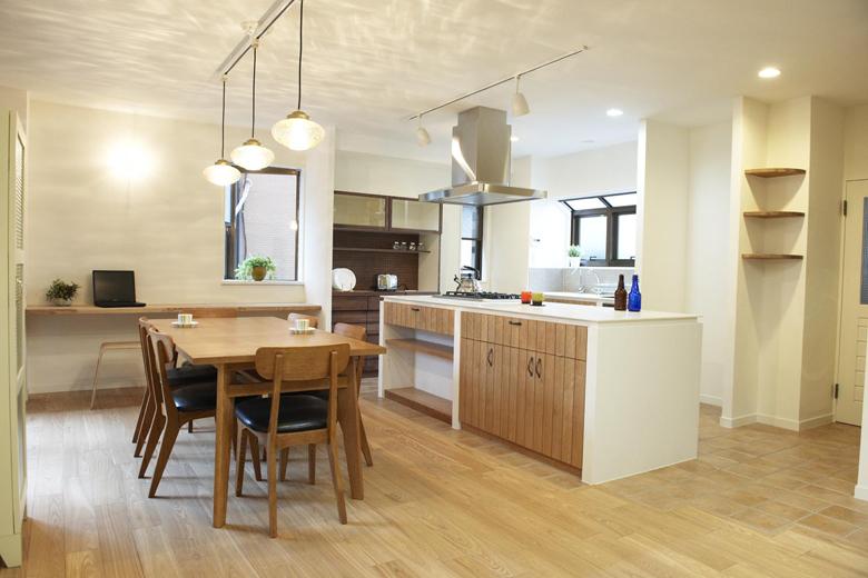 オフィス兼住宅の中古物件の間取りを整理。自然素材を効果的に使用して、家族4人がゆったり暮らせるナチュラルな住まいに。