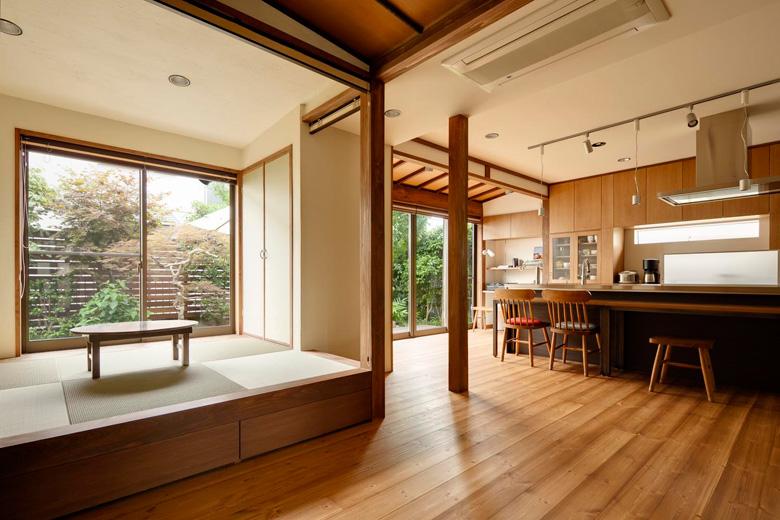 家具や建具はナラ材を使用