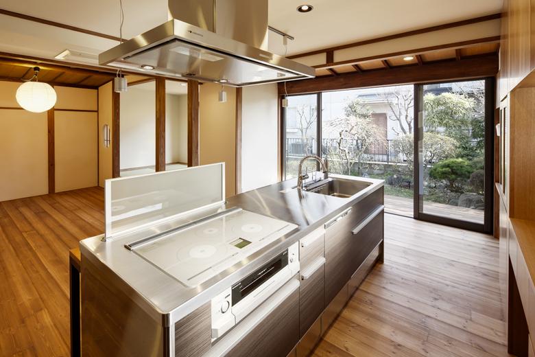 キッチンはステンレスのアイランド型