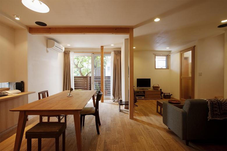 お祖母さまから譲り受けた築60年の木造住宅、細かく仕切られた間取りをワンルームに。「祖母との思い出も大切にしたい」と障子やガラスは新しい建具に組み込んで再利用。