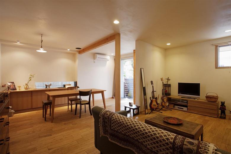 床はクリ無垢材、壁と天井は珪藻土仕上げ