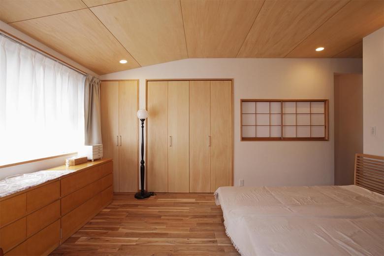「築60年の風合を新しい型で受け継ぐ」の寝室