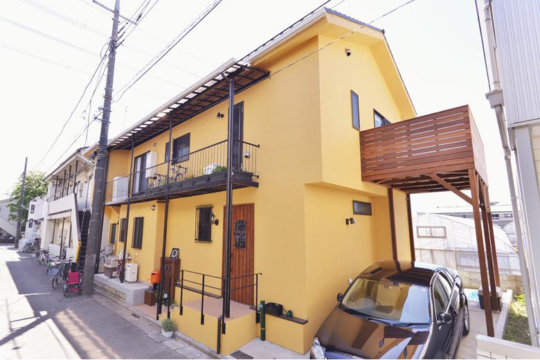 築42年の2階建て住宅。1階を親世帯に、もともと賃貸として使われていた2階を子世帯にリノベーション。自然素材たっぷりの家族みんなが心地よい住まい。