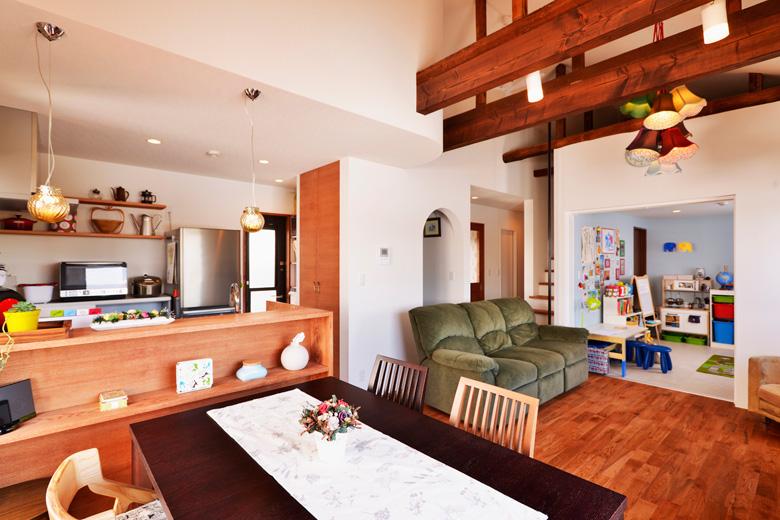 2階子世帯のＬＤＫ。間仕切りを撤去して開放感いっぱい