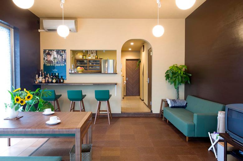 昭和を感じさせる佇まいの、築36年の元米穀店。店舗部分はレトロな喫茶店をイメージさせるリビングにコンバージョン。「いつかはここで本当に喫茶店を」の夢もふくらむ住まいに。