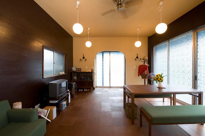 壁は既存の板張りを濃い茶色で塗装