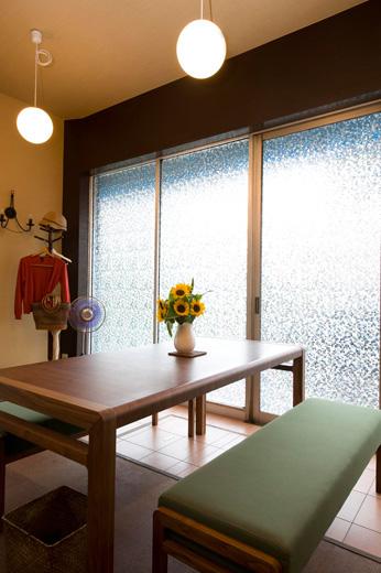 窓側の床は一部タイルに