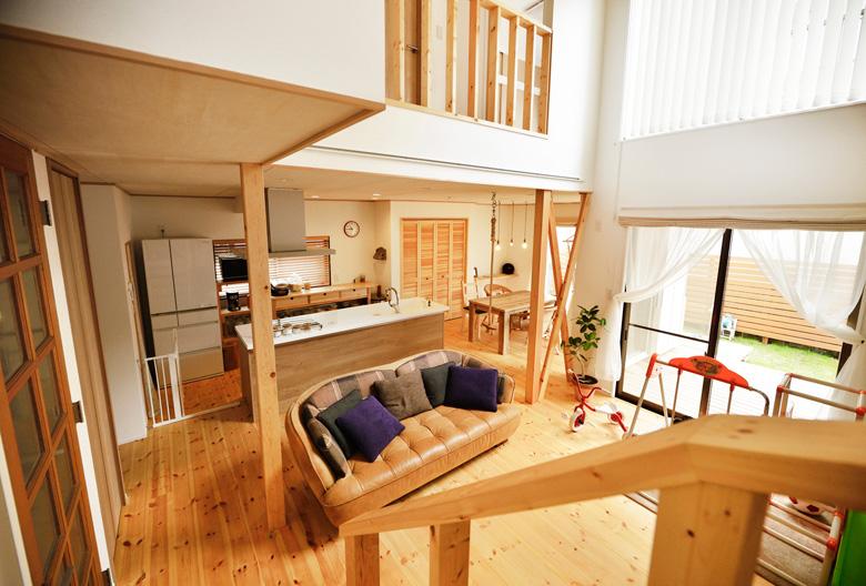 築30年の2階建て住宅。吹抜けのある1階のリビングに、木をたっぷりと使った、ナチュラルで快適な住まいが完成しました。