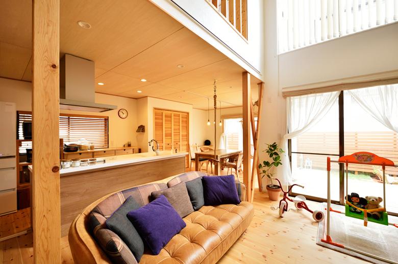 階段や吹抜けまわりの腰壁は、光と風を通す木製の縦格子に