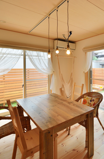 リビングから庭につながるウッドデッキを造作