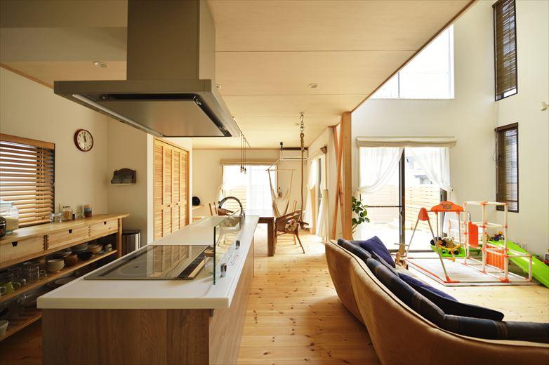 キッチンをＬＤＫに取り込むことで、その分洗面室や浴室などのスペースを広げて使いやすく、というメリットも。