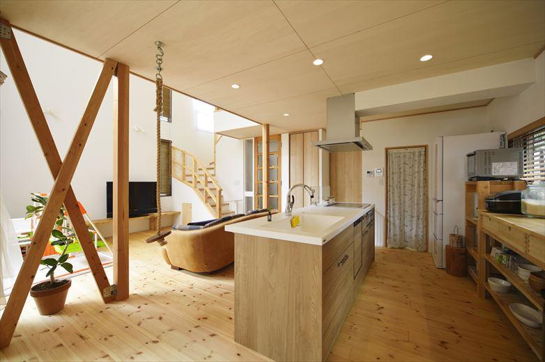 キッチンをＬＤＫに取り込むことで、その分洗面室や浴室などのスペースを広げて使いやすく、というメリットも。