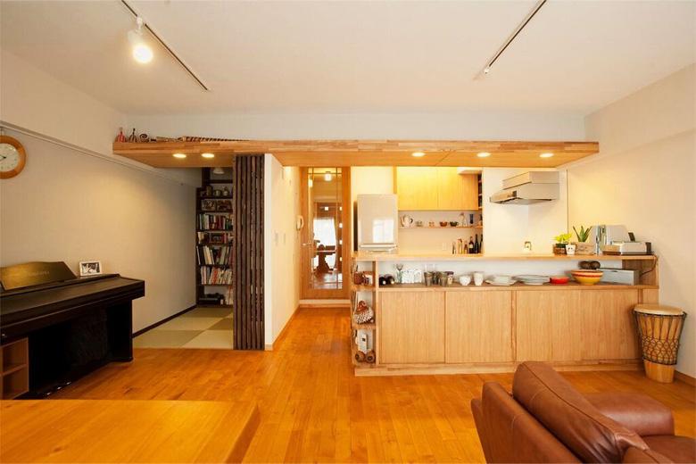 築30年の中古マンション。開放的なＬＤＫ、和のくつろぎ溢れる書庫コーナーに自転車収納と、ふたりのライフスタイルに寄り添った住まいにリノベーション。