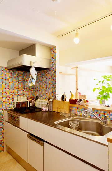 「2匹の猫が元気にのびのび遊べる家」のキッチン