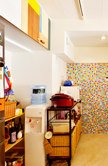 「2匹の猫が元気にのびのび遊べる家」のキッチン