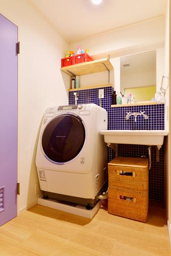 左側の紫色のドアはトイレ