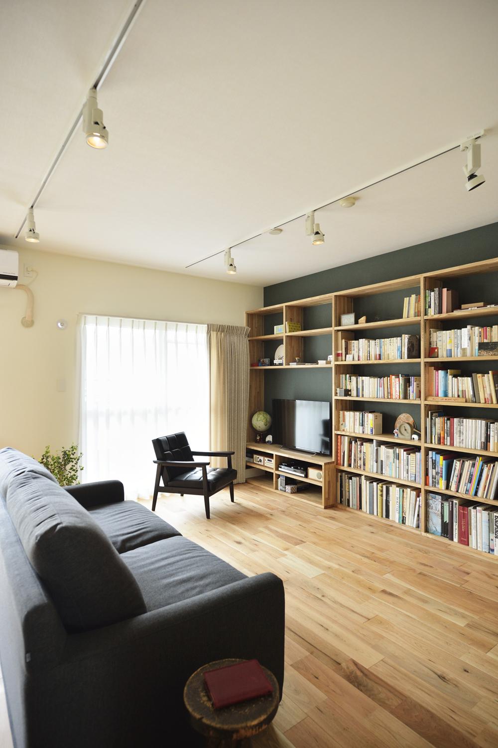 本をたくさんお持ちだということから、リビングには壁一面に壁面収納を造作。グリーンのアクセントクロスでお部屋が印象深くなりますね