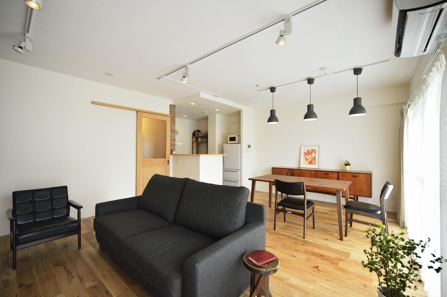 床は幅広のクルミ無垢材です。お客様がクリア塗装して仕上げました