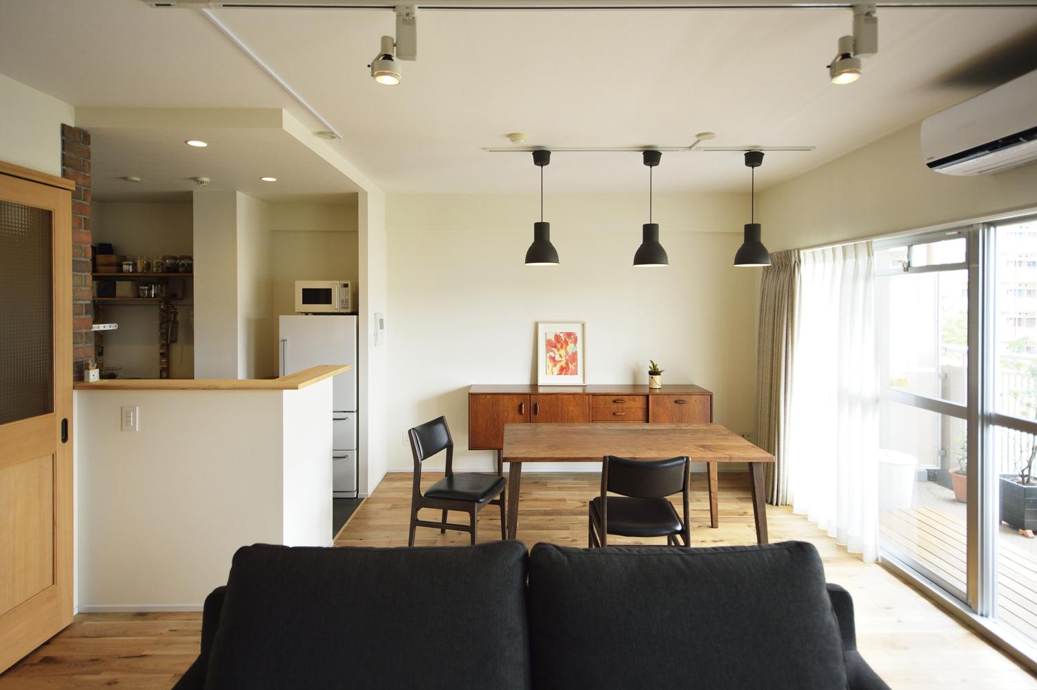 夫婦2人でゆったり過ごせる広いリビングをご希望でしたので、もともとのリビングに独立していたキッチンと隣の和室を一体化させました