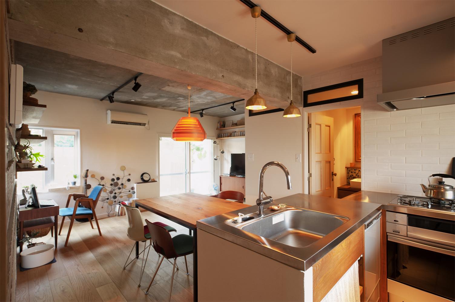 築31年の中古マンションを大好きなアンティークの雰囲気にリノベーション。構造上間取り変更ができなかったため、天井を上げたり、自然素材を多用して快適な空間に仕上げました