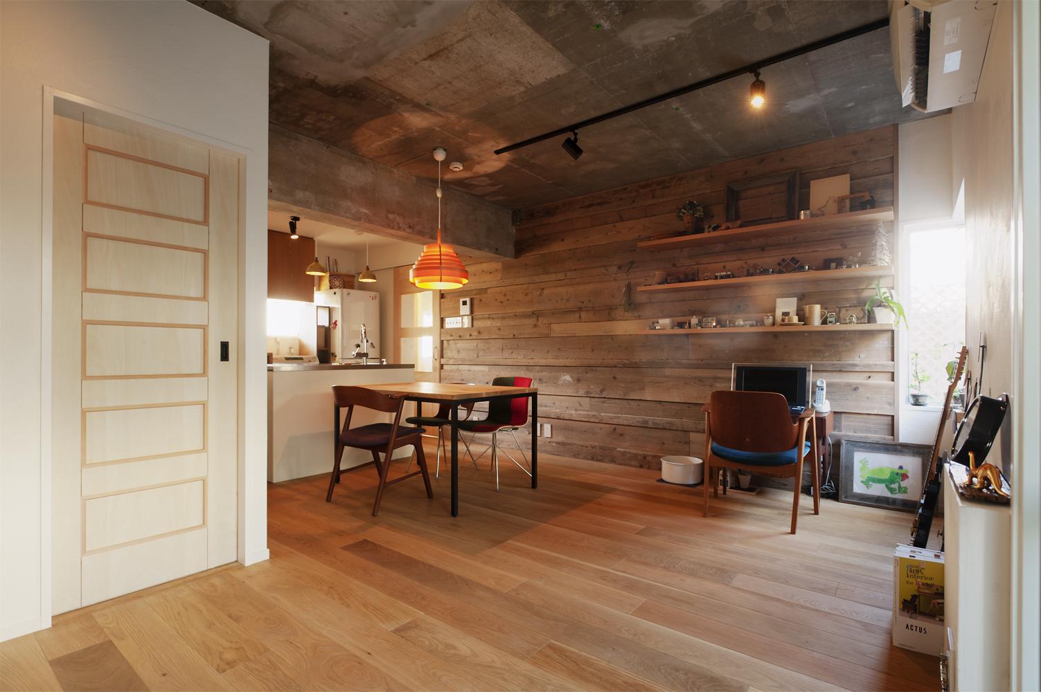 三層オーク材を使用したリビングの床。LDスペースには床暖房を完備し防寒対策も万全