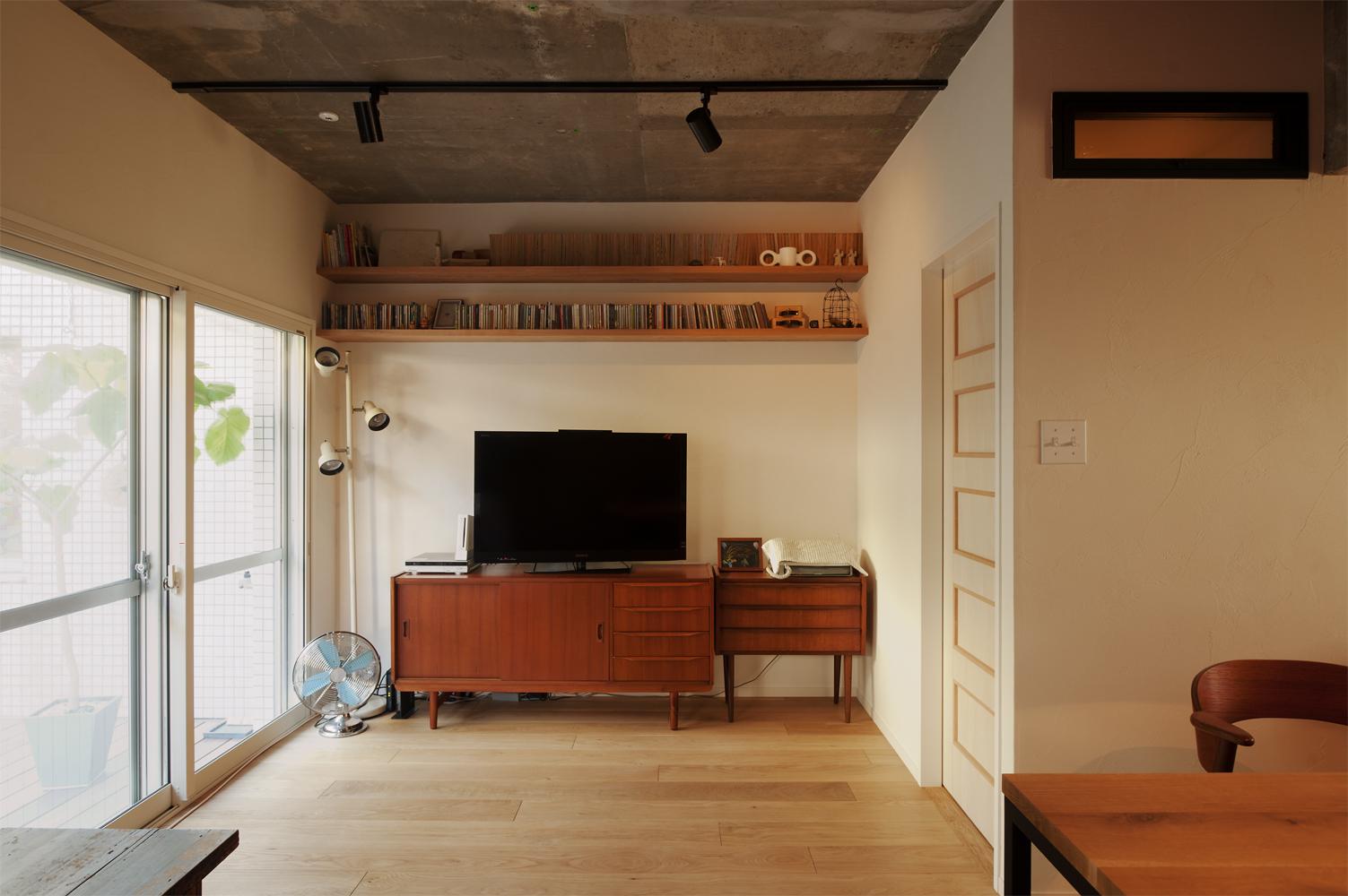 リビングの一角のAVコーナー。壁に木製棚を造り付てCD類を並べて見せる収納を実現しています