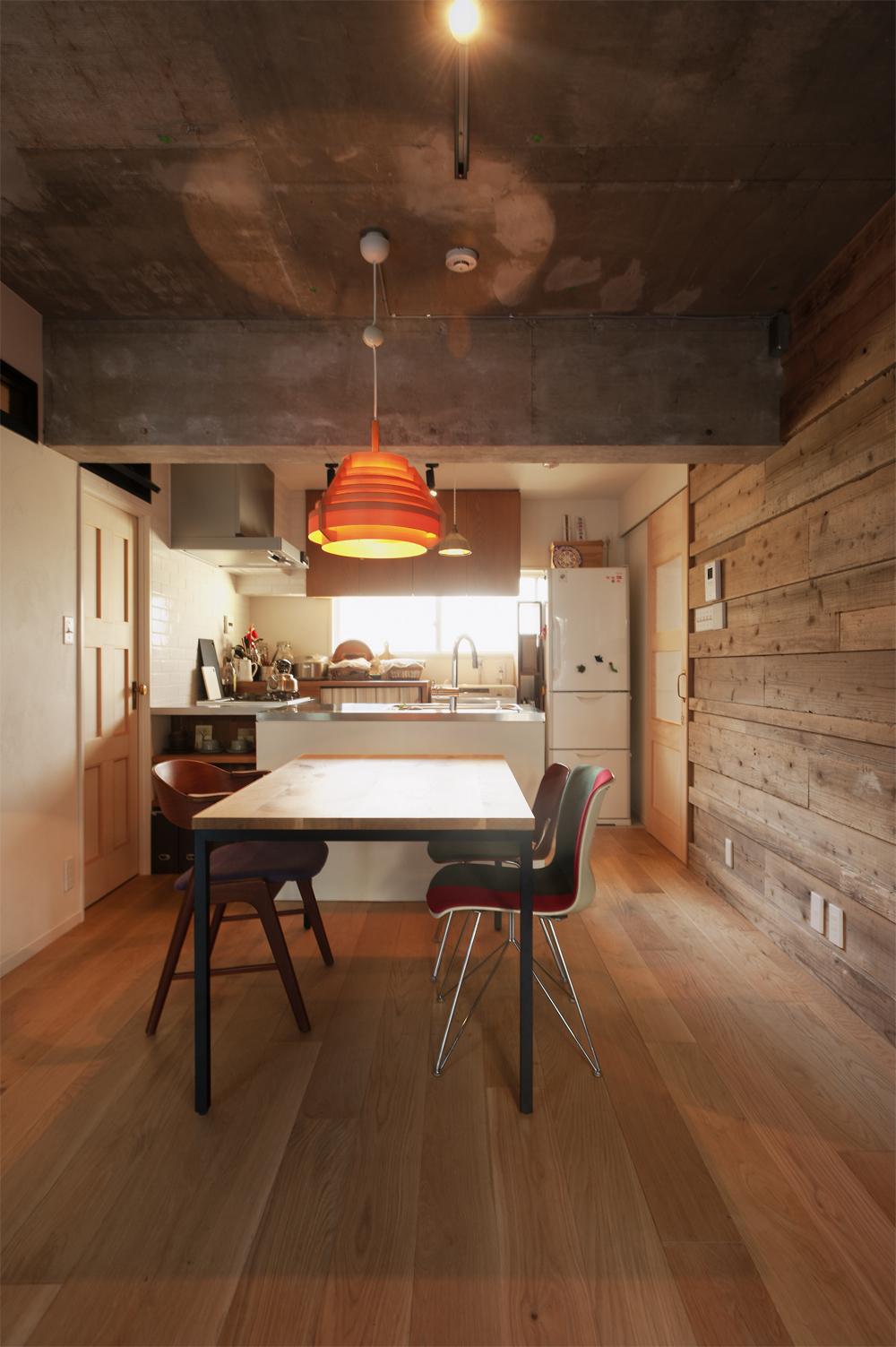 キッチンの作業台および流しはステンレス＋上品かつ趣のあるアッシュフリー板で造り付けました。床にはお掃除がしやすく、ナチュラル感のある磁器タイルを使用