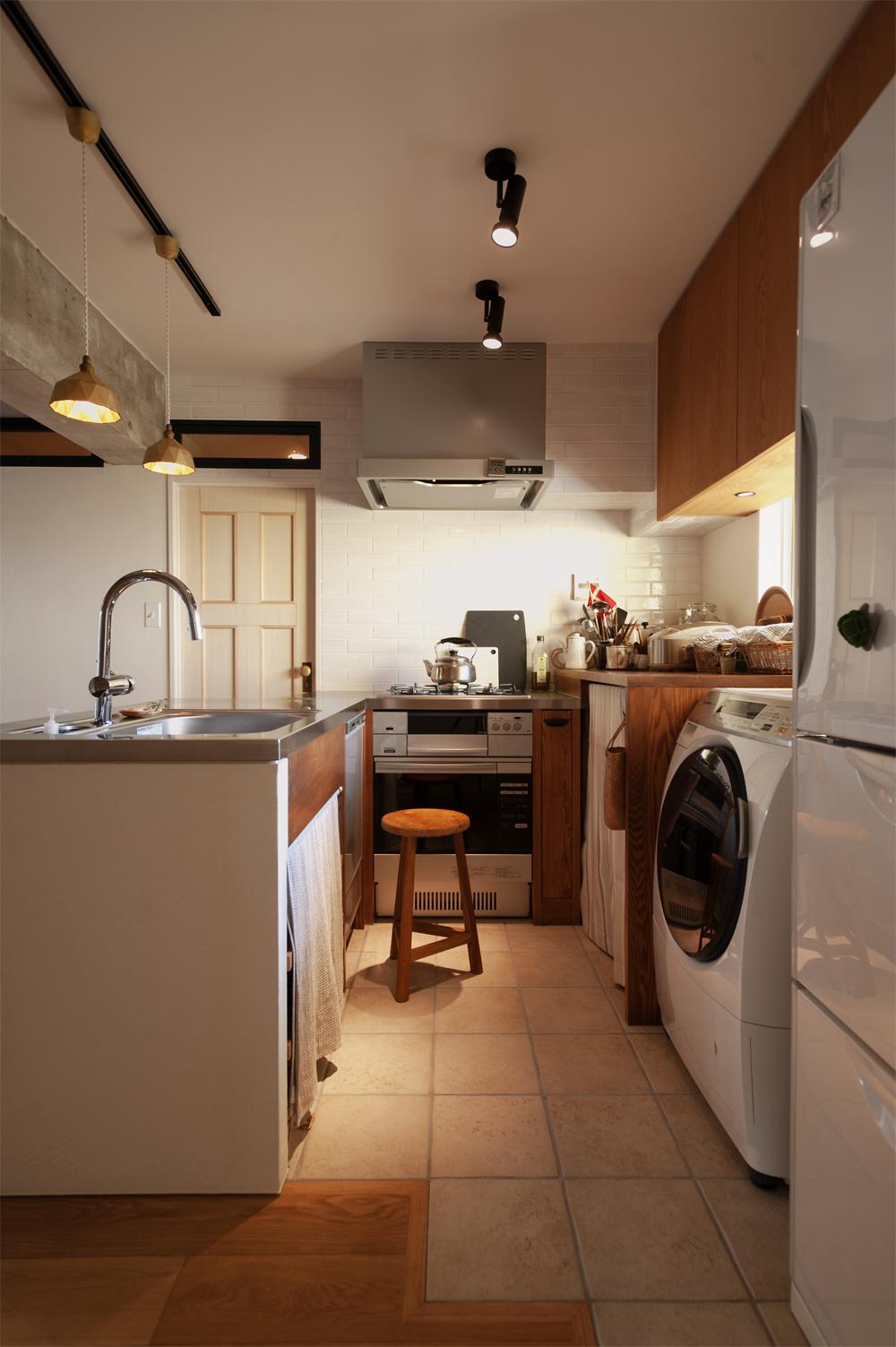 ニュアンスのある木質を生かし、照明などレトロな雰囲気を持たせたダイニング＆キッチン