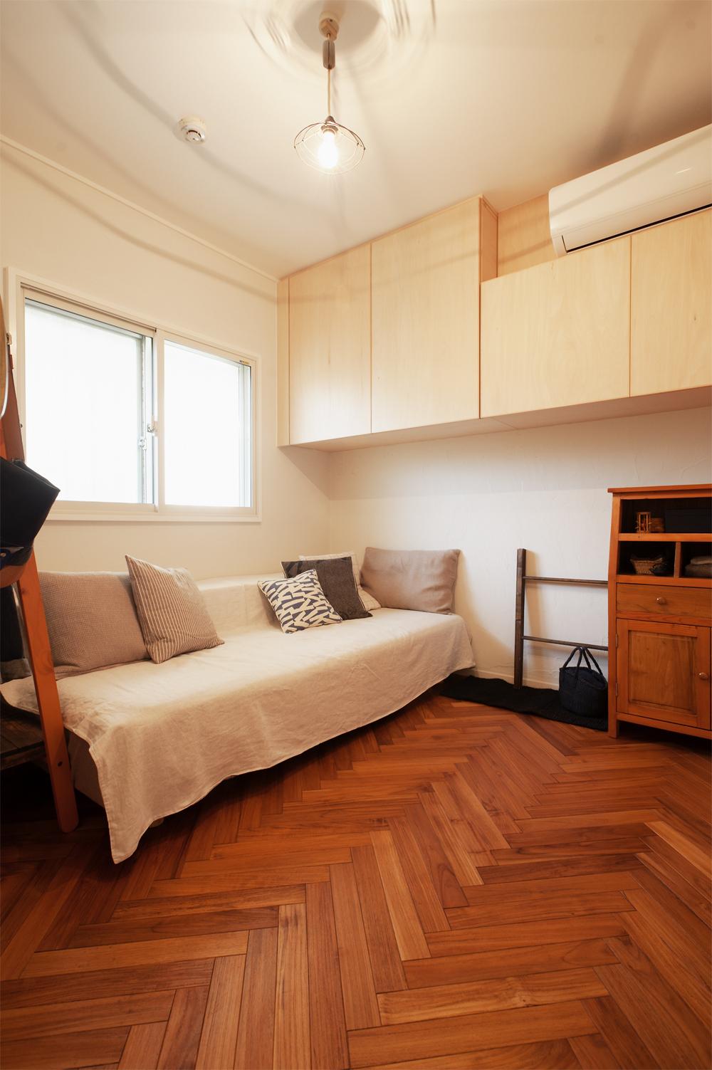 寝室はチークのヘリンボーン