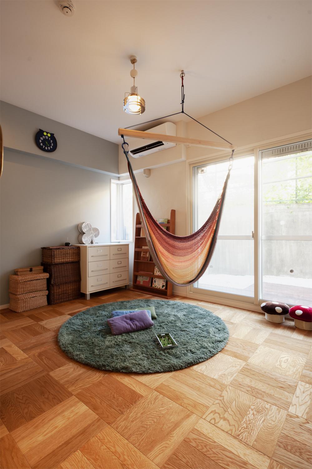 子どもの床にはナラのパーケットを仕様。ハンモックがとっても似合う空間です