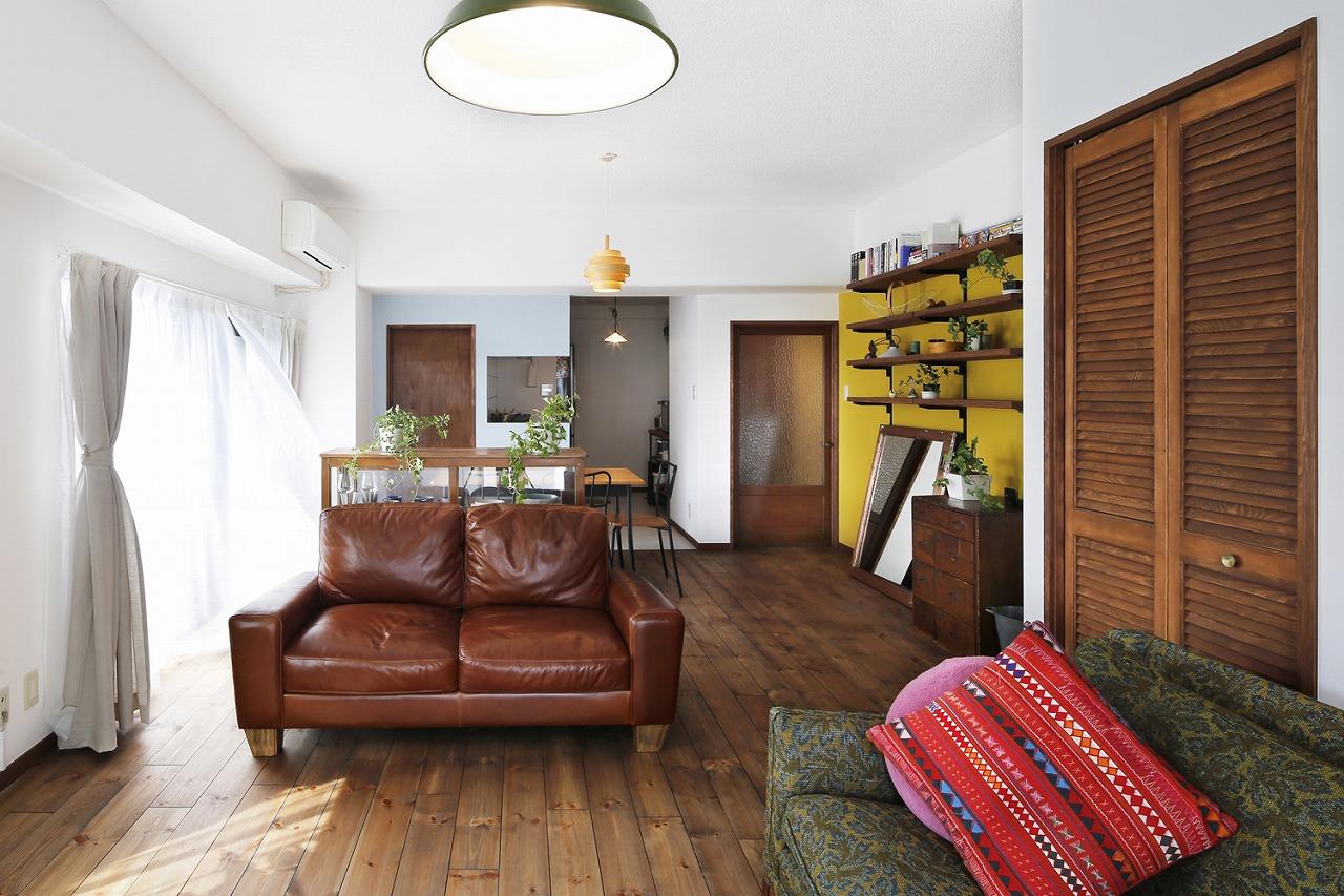 新築よりも中古を買って自分たちの好きな雰囲気にリフォームしたいと考えていたご夫妻。窓が多く明るい間取りが気に入り、築27年の中古マンションを購入しました。