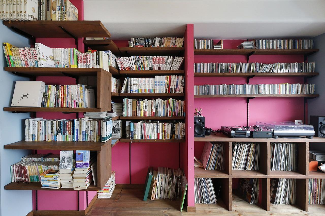 だんな様の書斎兼寝室。塗装はDIYで！住まいづくりに積極的に参加！収納棚は古材で造作しました。柱型の形や収納するものに合わせて設計しています。