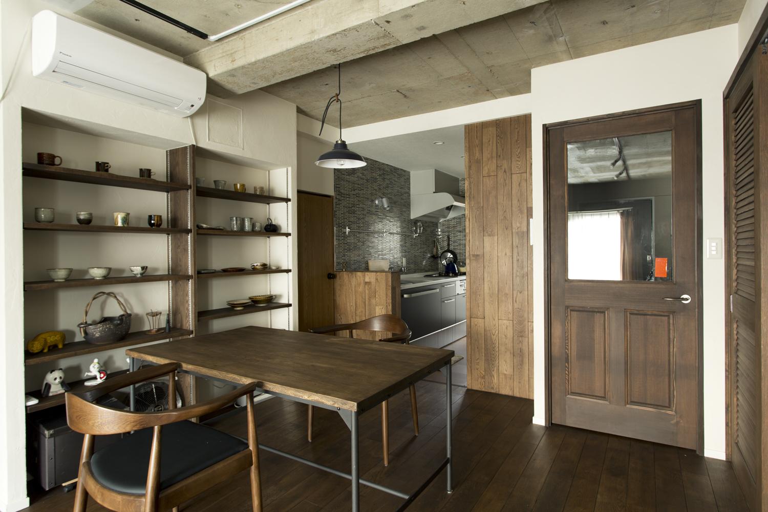 それぞれ自宅で仕事をしているご夫妻。眺めの良い築37年の中古マンションを購入し、夫婦で一緒の時間を楽しむリビングを中央に、左右にそれぞれの仕事場となる書斎を設けました。