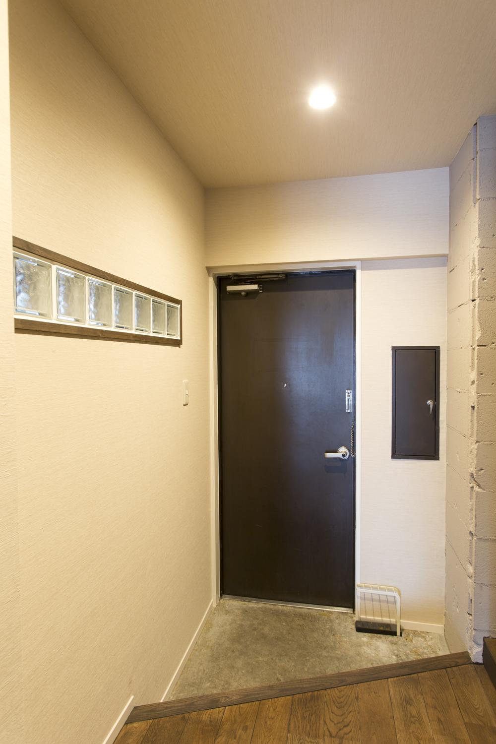 階段横には大容量のシュークロゼットと収納スペースを造作しました。玄関のたたき部分の壁は石膏ボードとクロスをはがし、躯体のブロックをむき出しにして、そのまま塗装することで、ざっくりとした雰囲気を楽しむことができます