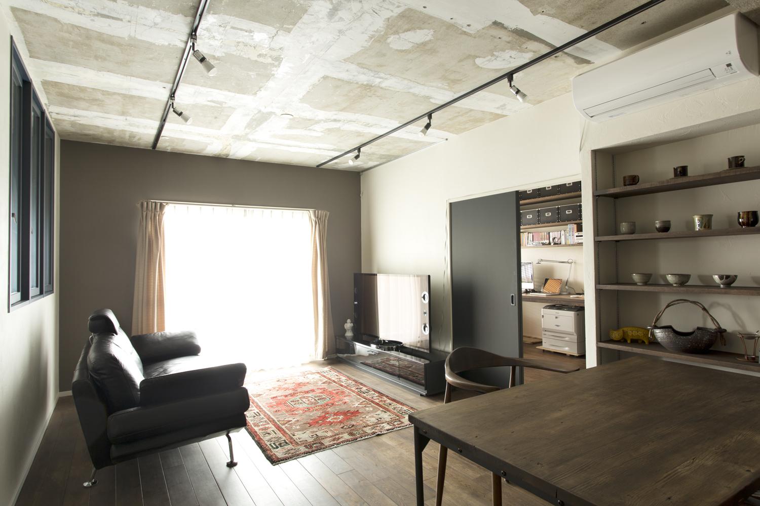 築37年の中古マンションを購入したご夫妻。構造的に抜けない壁が多かったので、間取りはあまり変えずに広々と使えるリビングや、好みの雰囲気にしたいというご希望でした