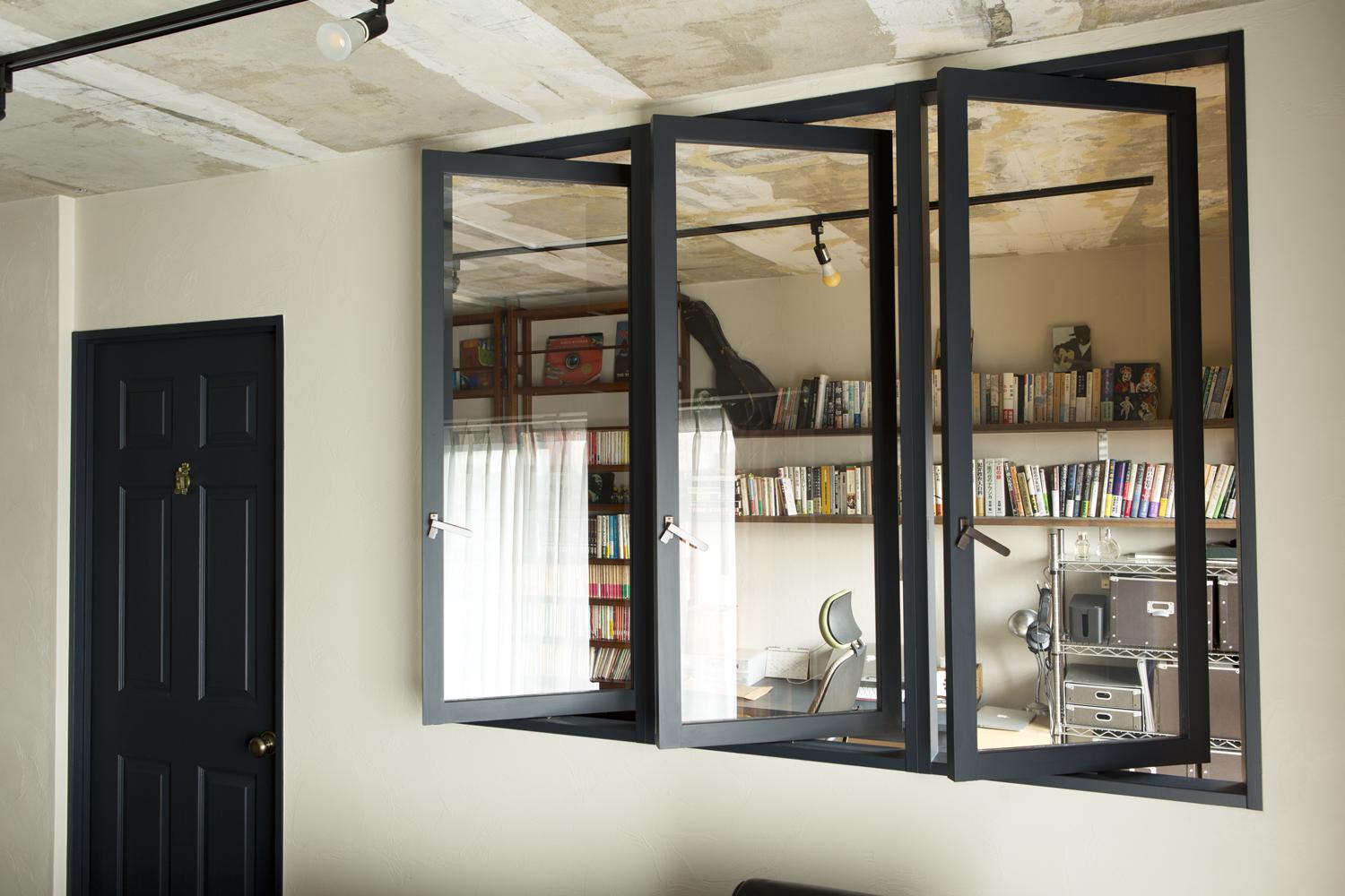 リビング側の壁には内窓をつけました。お互いが仕事をしながらもリビングの気配が伝わるようにしました