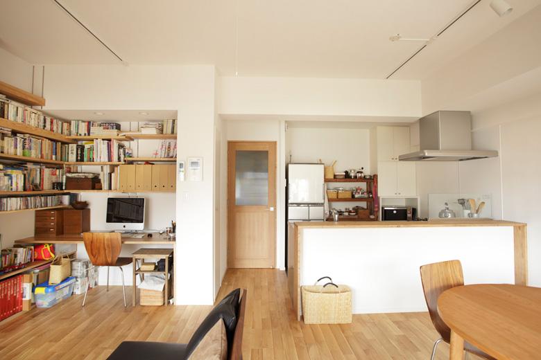 たくさんの蔵書もスッキリ収納できる大容量の壁面本棚